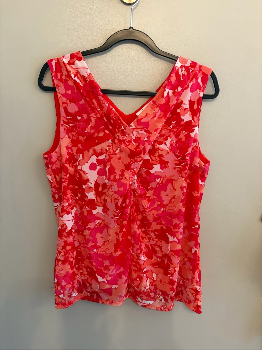 Tahari red floral pattern sleeveless top lined size L